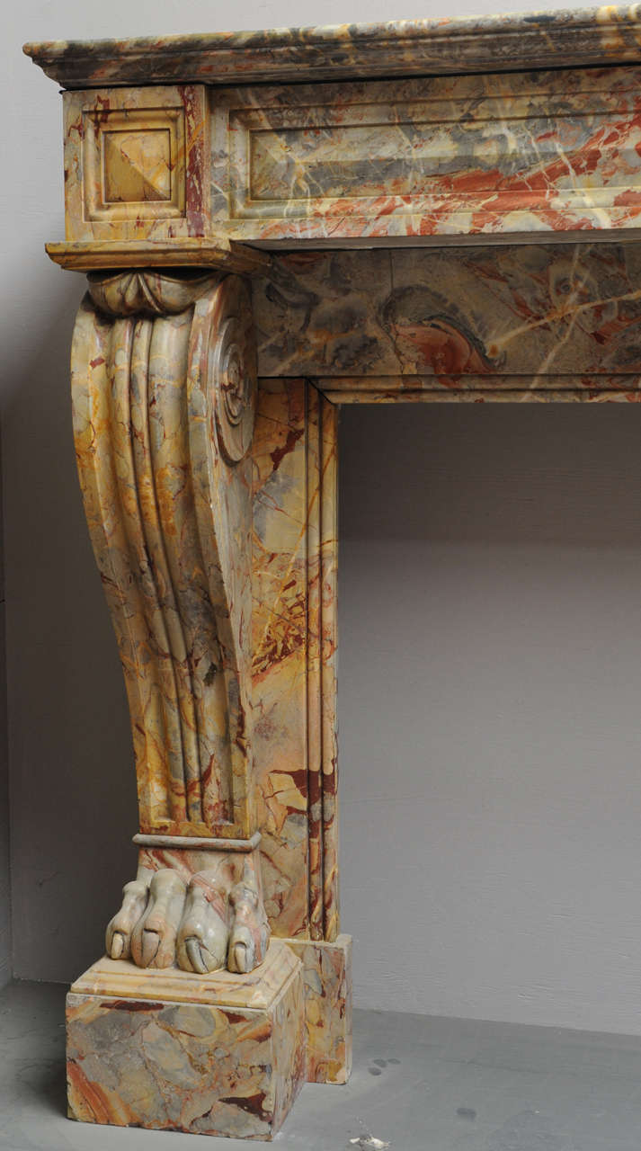 Un modèle du 19ème siècle. Cheminée/pièce de cheminée en marbre Sarrancolin de style Empire français, vers 1820 1